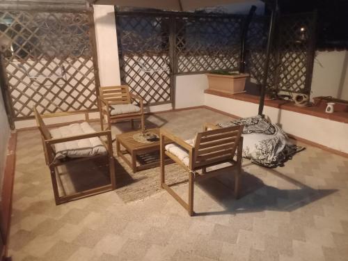 ein Zimmer mit zwei Stühlen und einem Bett darin in der Unterkunft Nausica in Tonnara di Bonagia