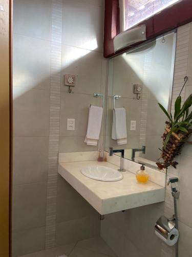 La salle de bains est pourvue d'un lavabo et d'un miroir. dans l'établissement Casa Nossa Senhora do Carmo, à Ouro Preto