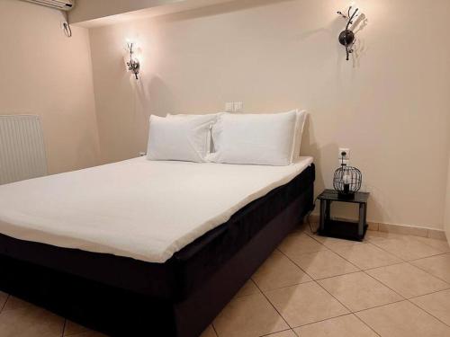 雅典的住宿－Charming 2BR Athens Hideaway with Private Parking，一间卧室配有带白色床单和枕头的床。