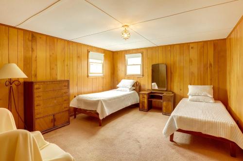 1 dormitorio con 2 camas y TV. en Family-Friendly Vacation Rental on Salisbury Beach, en Salisbury