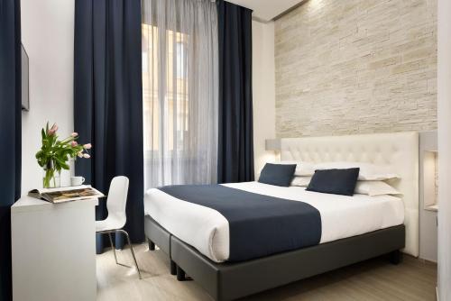 Schlafzimmer mit einem Kingsize-Bett und einem Fenster in der Unterkunft Hotel Patria in Rom