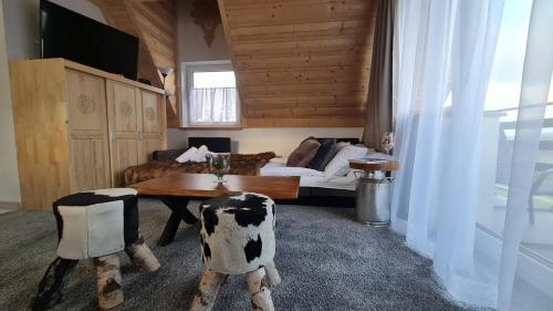 ein Wohnzimmer mit einem Tisch und einem Sofa in der Unterkunft Pokoje Kubikowe in Ząb