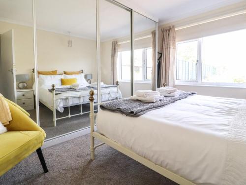 een slaapkamer met een bed en een spiegel bij Bungalow by the Sea in Cleveleys