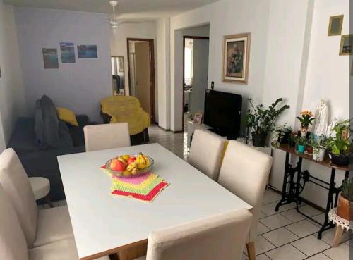ein Zimmer mit einem Tisch und einer Obstschale darauf in der Unterkunft Quarto em apartamento da Sandra in Balneário Camboriú