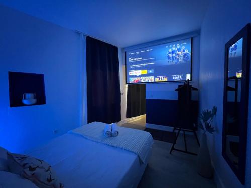 ニームにあるRoma Reva: design et home cinemaの青い部屋(ベッド1台、大画面スクリーン付)