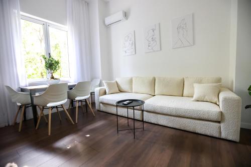 Χώρος καθιστικού στο "MiddleNest" Central Apartment