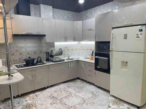 uma cozinha com um frigorífico branco e um tapete em Luxury huge Apartment em Tashkent