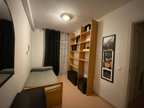 a bedroom with a bunk bed and a book shelf at Precioso apartamento en Benahadux a 9 km Almería in Benahadux