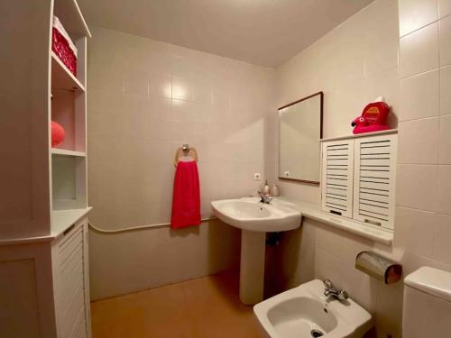 a white bathroom with a sink and a mirror at Precioso apartamento en Benahadux a 9 km Almería in Benahadux