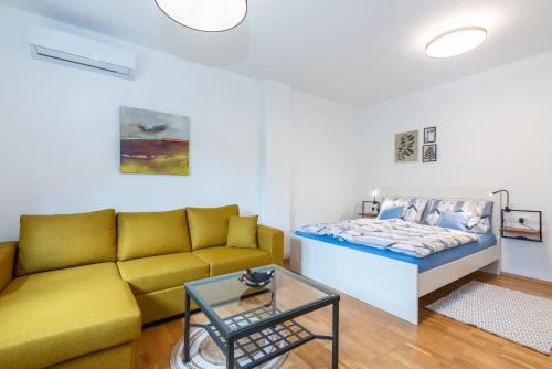 a living room with a couch and a bed at Apartment Giardino, Ika-Opatija in Opric