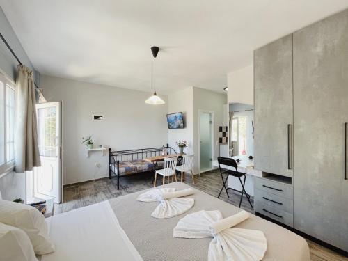 Ένα ή περισσότερα κρεβάτια σε δωμάτιο στο Miramare Apartments 
