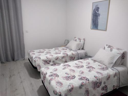 Łóżko lub łóżka w pokoju w obiekcie Apartamento da Antónia