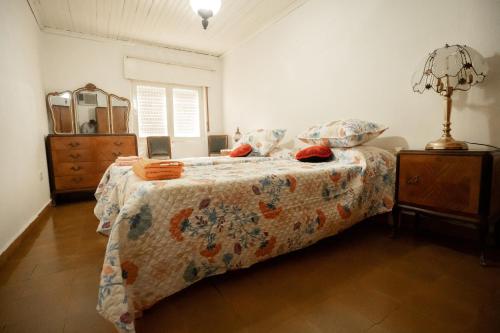 1 dormitorio con 1 cama y vestidor en Hostel Casa Doble V El Precio es por Persona en Ramallo