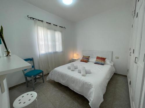 Postel nebo postele na pokoji v ubytování Cangrejo House in Famara, Super Wifi
