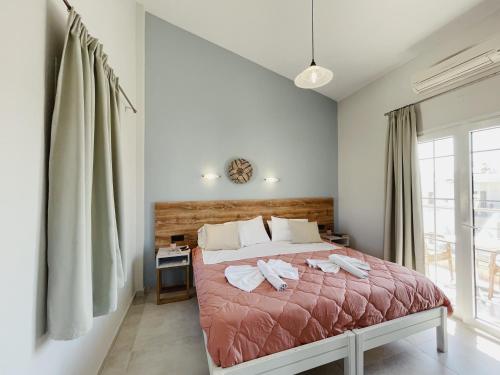 ein Schlafzimmer mit einem Bett mit Handtüchern darauf in der Unterkunft Miramare Apartments in Platanias