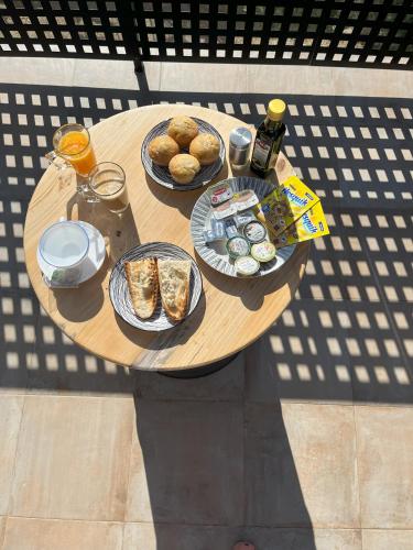 ein Holztisch mit Speisen und Getränken darauf in der Unterkunft El Gallinero in Almoharín