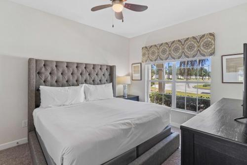Un dormitorio con una cama grande y una ventana. en 4813 Crusoe Street, en Kissimmee