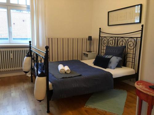 オッフェンブルクにあるPension Villa Luiseのベッドルーム1室(黒いベッド1台、枕2つ付)
