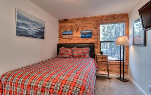 1 dormitorio con cama y ventana en Diamond Peak - Unit 20, en Sunriver