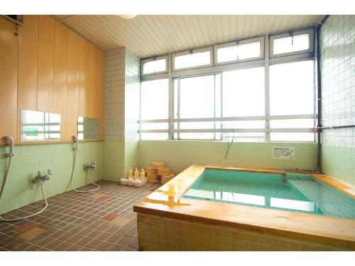 Un baño grande con una piscina grande en Hotel Hayashi - Vacation STAY 49800v, en Beppu