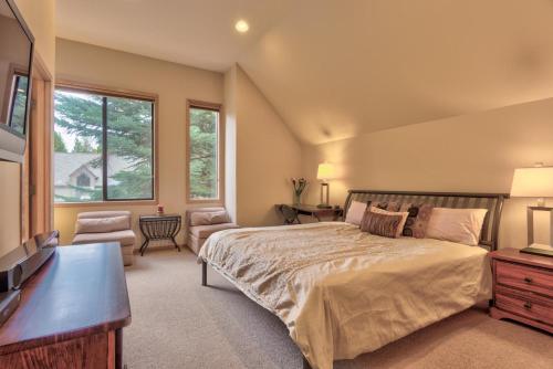 サンリヴァーにあるEaglewood - Unit 8の大きなベッドとテレビのある寝室