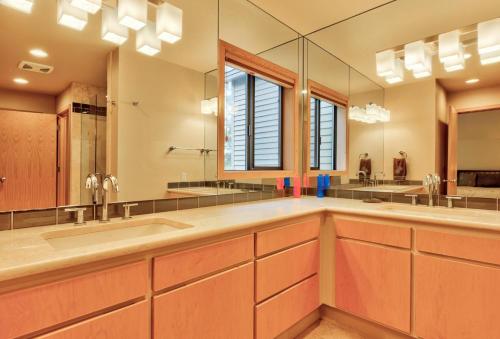 サンリヴァーにあるEaglewood - Unit 8の2つの洗面台と大きな鏡を備えた広いバスルーム