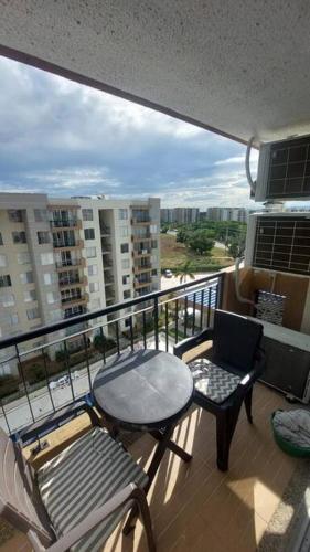 - un balcon avec une table et des chaises dans l'établissement Alojamiento en Apartamento en Ricaurte, à Ricaurte