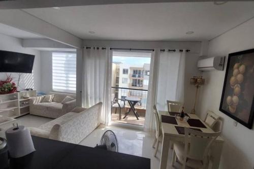 - un salon avec un canapé et une table dans l'établissement Alojamiento en Apartamento en Ricaurte, à Ricaurte