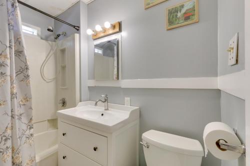 een witte badkamer met een wastafel en een toilet bij Convenient Springfield Apartment 3 Mi to Downtown! in Springfield
