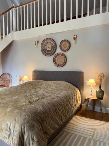 - une chambre avec un lit et deux assiettes murales dans l'établissement Mas le petit Paradou, à Paradou