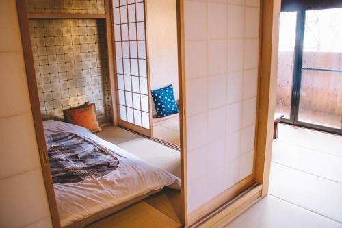 神戸市にあるWASEIDOU ZEN - Vacation STAY 17184vのベッド1台と鏡2つが備わるお部屋