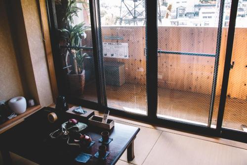 a living room with a table and a window at WASEIDOU ZEN - Vacation STAY 17184v in Kobe