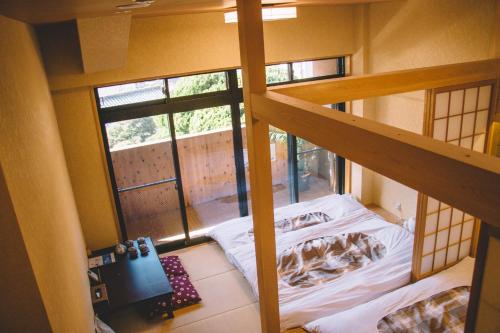 神戸市にあるWASEIDOU ZEN - Vacation STAY 17216vのベッドと階段が備わる小さな客室です。