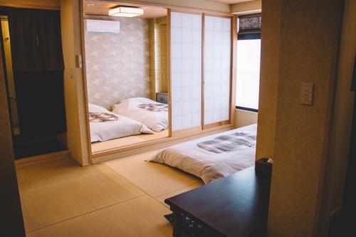 神戸市にあるWASEIDOU ZEN - Vacation STAY 17230vのベッドルーム(鏡、ベッド付)