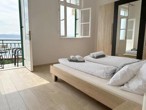 1 Schlafzimmer mit 2 Betten und Meerblick in der Unterkunft Apartman Central Pisak in Pisak