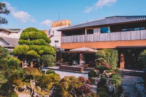 a house with a garden with a tree in front of it at WASEIDOU ZEN - Vacation STAY 19515v in Kobe