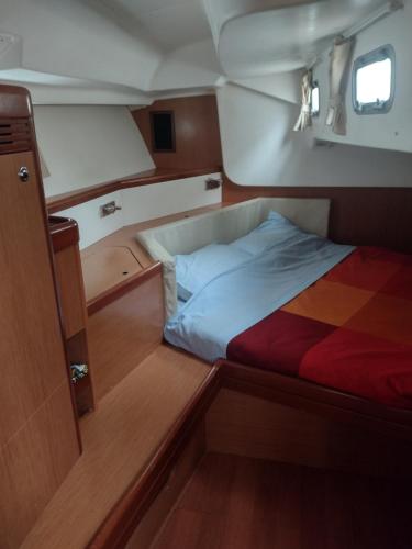 Giường trong phòng chung tại Private room on Sailing Yacht 'Victoire'