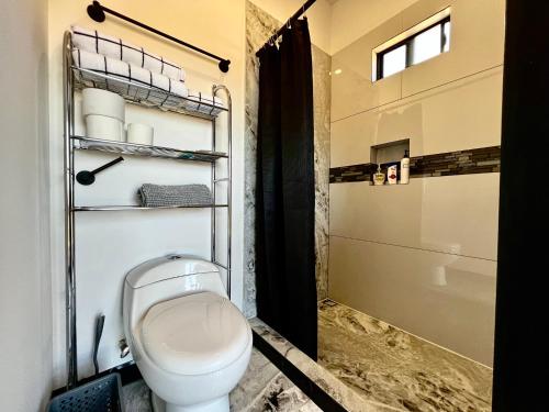 Bilik mandi di Colibrí Tiny House