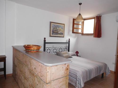 アルゲーロにあるGli Uliviのベッドルーム1室(ベッド1台、木製の胸付)
