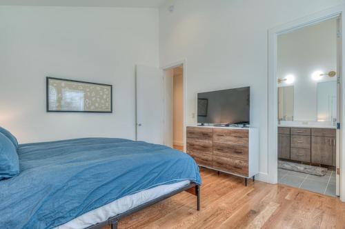 1 dormitorio con 1 cama azul y TV en Kinglet - Unit 24, en Sunriver