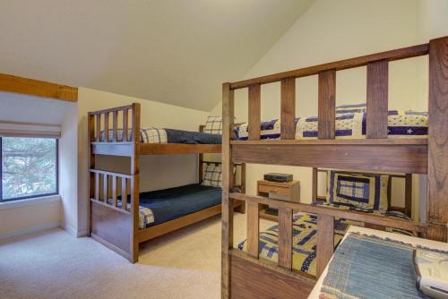 Quelah Condo - Unit 11 في صنريفير: غرفة نوم مع سريرين بطابقين في منزل