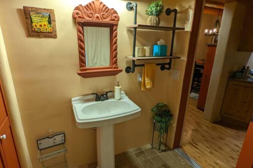 uma casa de banho com um lavatório e um espelho em Magical Santa Fe Stay, Minutes From Town Square, Sleeps 4, includes free parking and outdoor hot tub! em Santa Fé