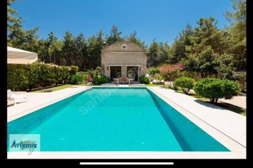 a swimming pool in front of a house at Ultra Lüx Tarihi Villa in Yenice