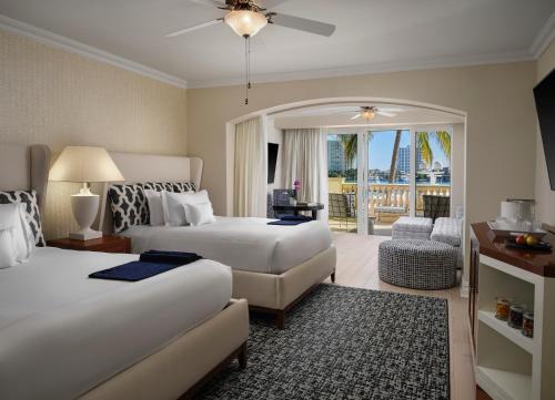 Giường trong phòng chung tại Yacht Club at The Boca Raton Adults-only