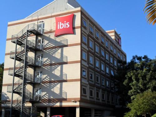 un edificio con un cartel en el costado en ibis Paulinia en Paulínia