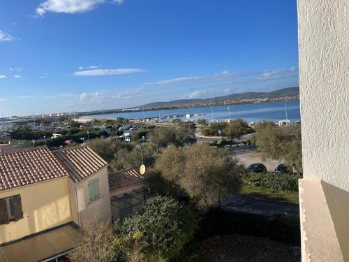 - une vue sur l'eau depuis un bâtiment dans l'établissement Studio bord de mer, à Frontignan