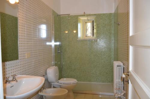 Orlando, quadrupla con bagno privato في ماسكالوتشا: حمام مع مرحاض ومغسلة ودش