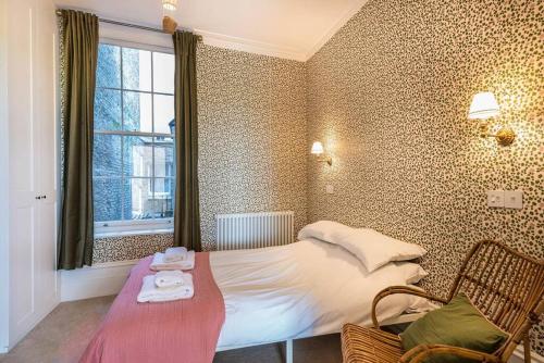 um quarto com uma cama, uma mesa e uma janela em Royal Channel Retreat - Stunning apartment - glorious views em Kent