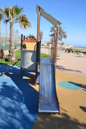 Zona de juegos infantil en Miramar Surf Anza
