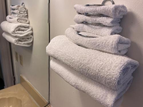 een stapel handdoeken voor een spiegel bij WINDTREE INN in Grove Hill